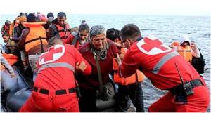 Voluntarios Cruz Roja griega y refugiados